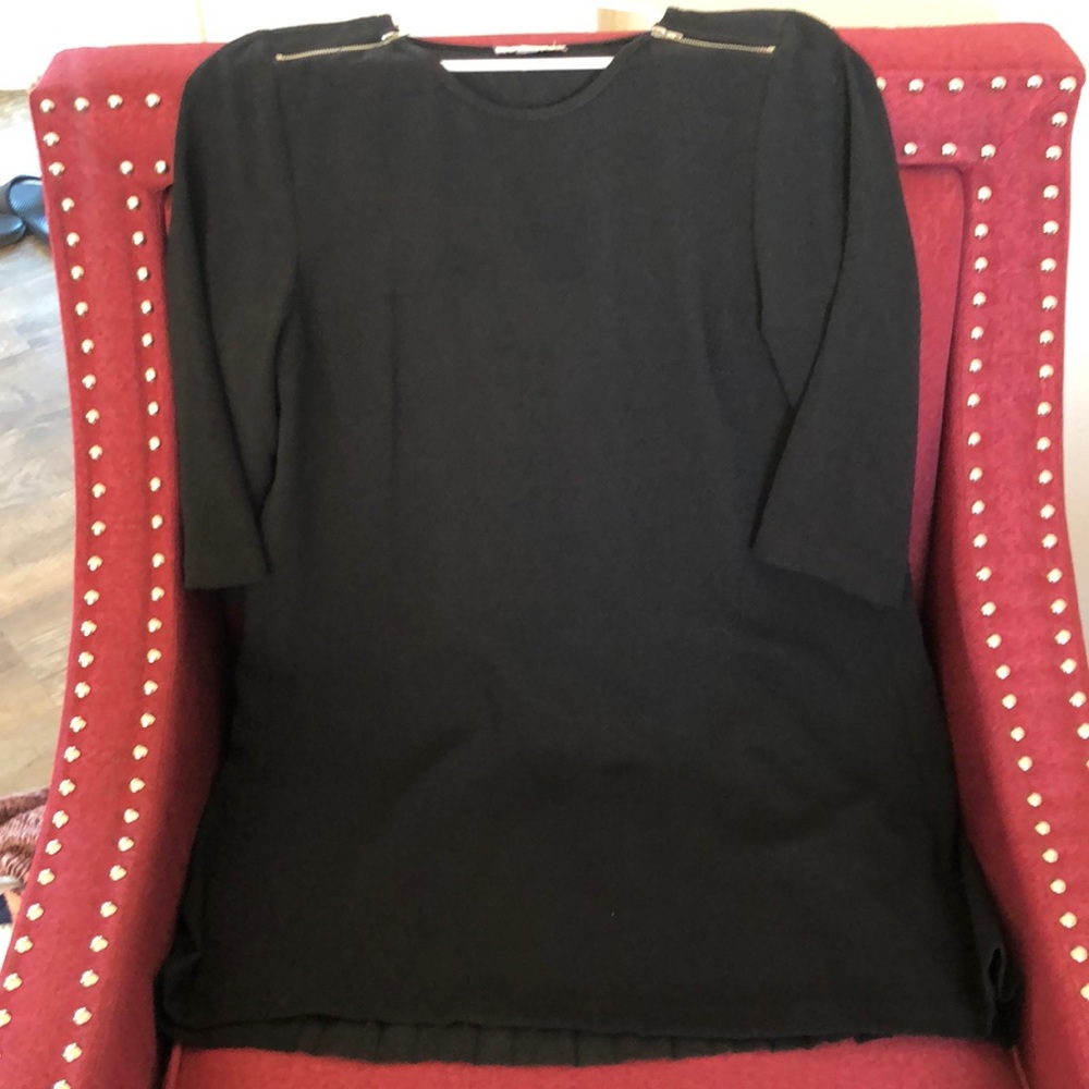 Black tunic with a pleated shear back.